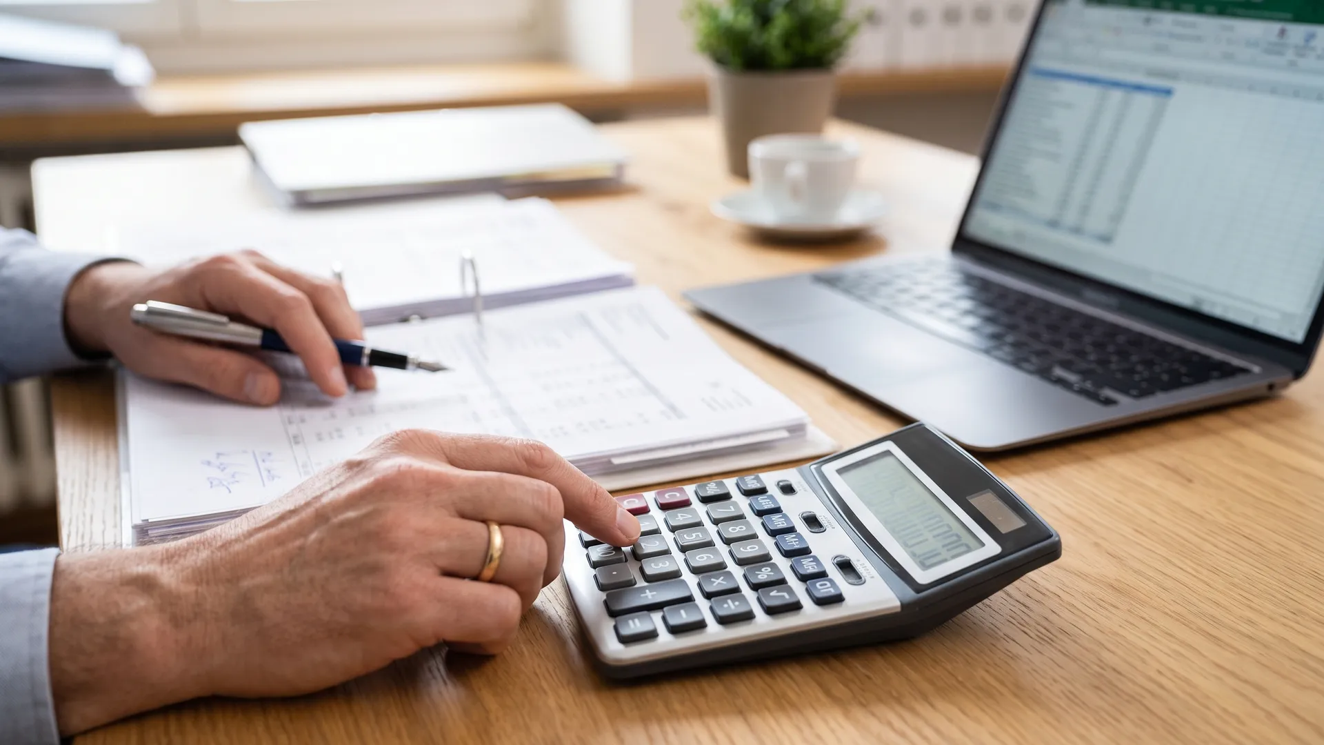 Comptable au travail avec calculatrice